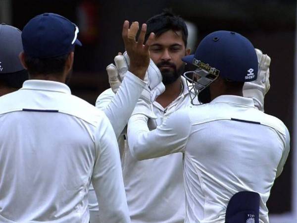  క్రీజులో సర్ఫరాజ్ ఖాన్, సామ్స్ ముల్తానీ