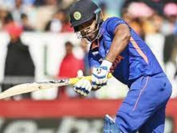 సిక్సర్ల జడివాన..