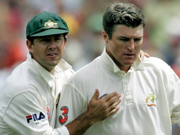  నగ్నంగా మార్చి..