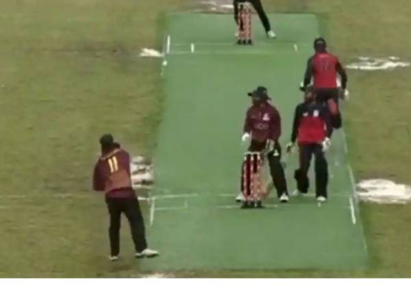 బంతిని అందుకోలేక మూడు ప‌రుగులు స‌మ‌ర్పయామి..!