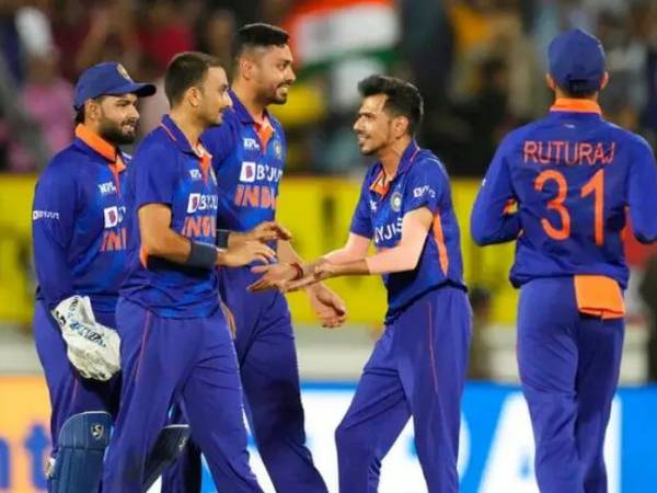  ఒకే ఓవర్లో 3వికెట్లు తీసిన అవేశ్ ఖాన్