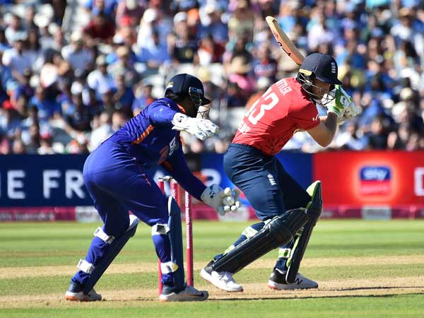 తొలి బంతికే షాకిచ్చిన భువీ