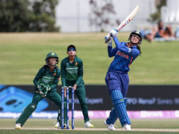 సిక్స్‌తో ఫిఫ్టీ పూర్తి చేసుకున్న మంధాన