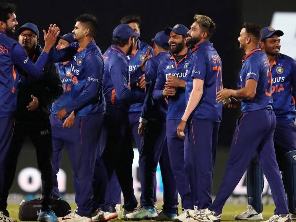 బౌలర్లుగా వీరు