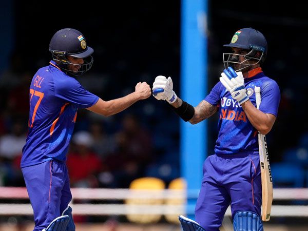 ఫైన్ లెగ్ ఫీల్డర్‌ను..