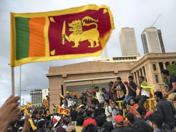 మధ్యలో నిరసనల సెగ