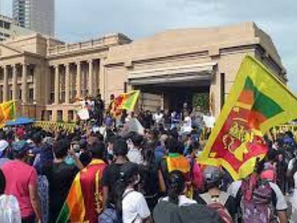  దేశాధ్యక్షుడి భవనం ముట్టడించిన కొద్దిసేపటికే..