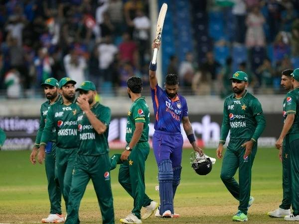 స్ట్రెచర్‌పై.. 