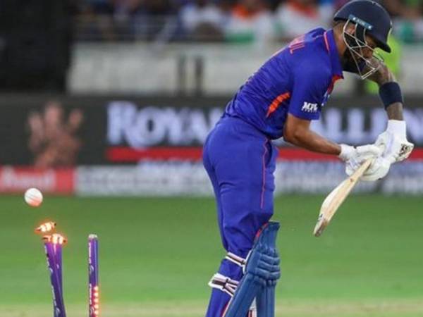 నవాజ్ చేత ఆఖరి ఓవర్లో బౌలింగ్