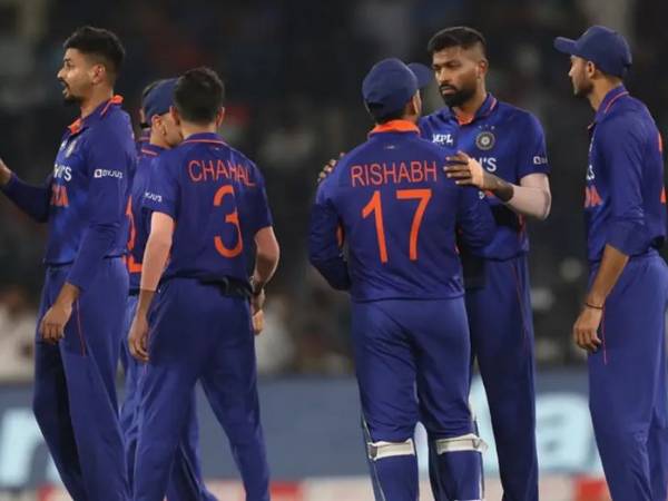 ఒక్క ప్లేస్‌కు ముగ్గురు పోటీ..