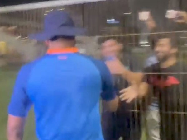 సరిహద్దులు దాటిన అభిమానం..