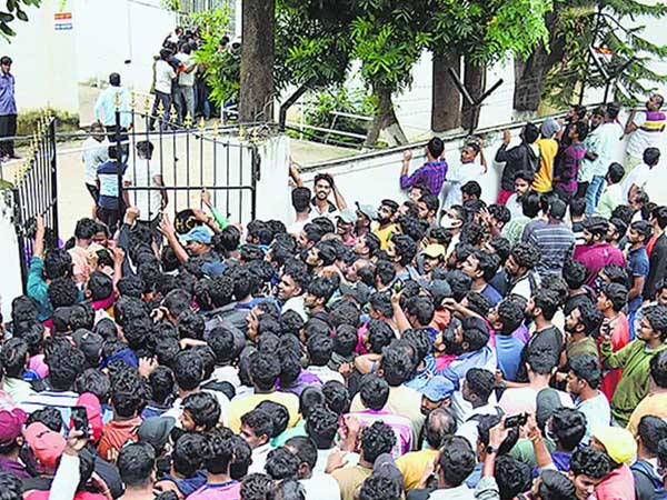 తొక్కిసలాటతో నవ్వుల పాలు..