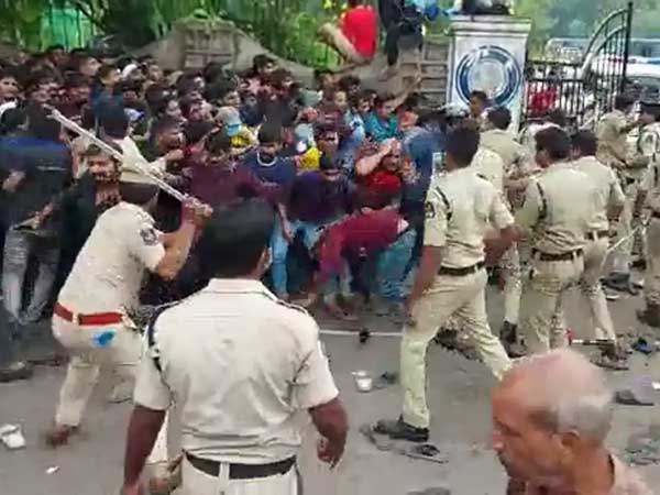 అధికార పార్టీ నాయకులకు అప్పనంగా టికెట్లు..