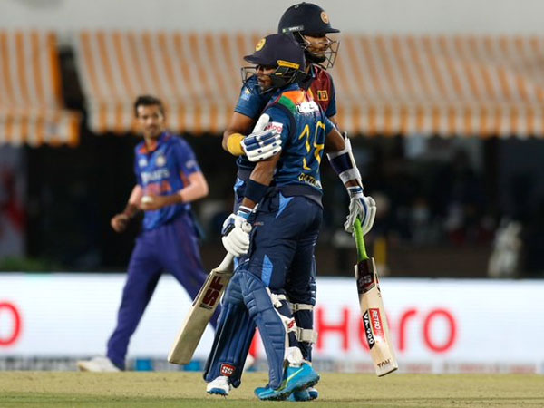 భారీ లక్ష్యాలను కాపాడుకోలేక..