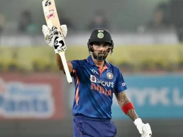 రాహుల్ హాఫ్ సెంచరీ..