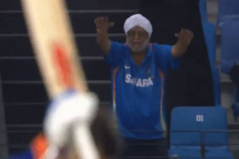 A Old Man Did a Take a Bow to Kohli after His Century video goes viral A Old Man Did a Take a Bow to Kohli after His Century video goes viral