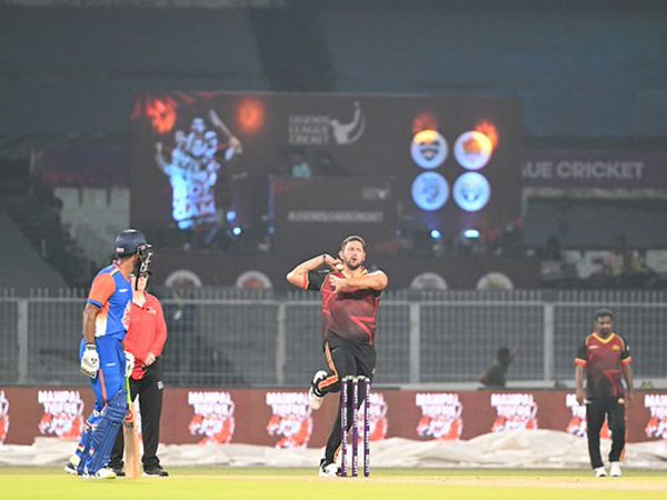 మహిళా అంపైర్లతో..