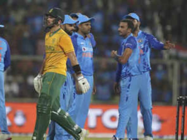 ఇజ్జత్ కాపాడిన కేశవ్ మహరాజ్..