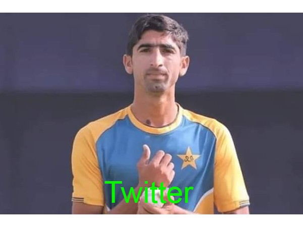 పక్కటెముకల గాయంతో..