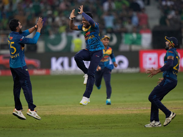  ఫిల్డింగ్‌తో ఇబ్బంది పెట్టి..