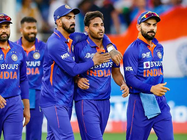 3.భువీతో 19వ ఓవర్ వేయించడం..