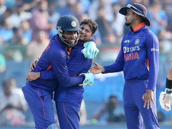 నడ్డి విరిచిన స్పిన్నర్లు..