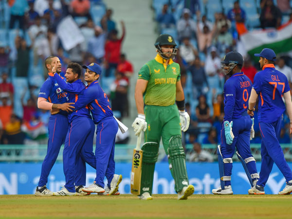 వర్షం వల్ల ఆలస్యంగా ప్రారంభం