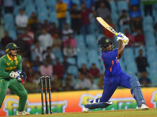 ఇరు జట్లు: