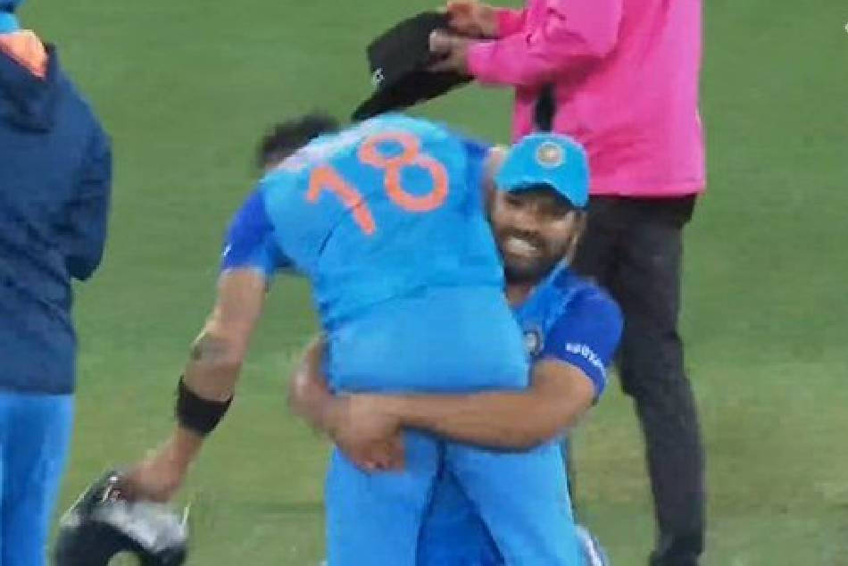 T20 World Cup 2022: Rohit Sharma lifted Virat Kohli After India beat Pakistan goes viral T20 World Cup 2022: Rohit Sharma lifted Virat Kohli After India beat Pakistan goes viral