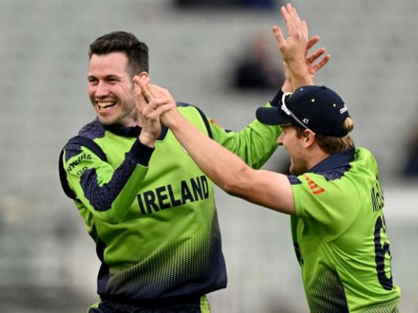 వరుసగా వికెట్ల పతనం..