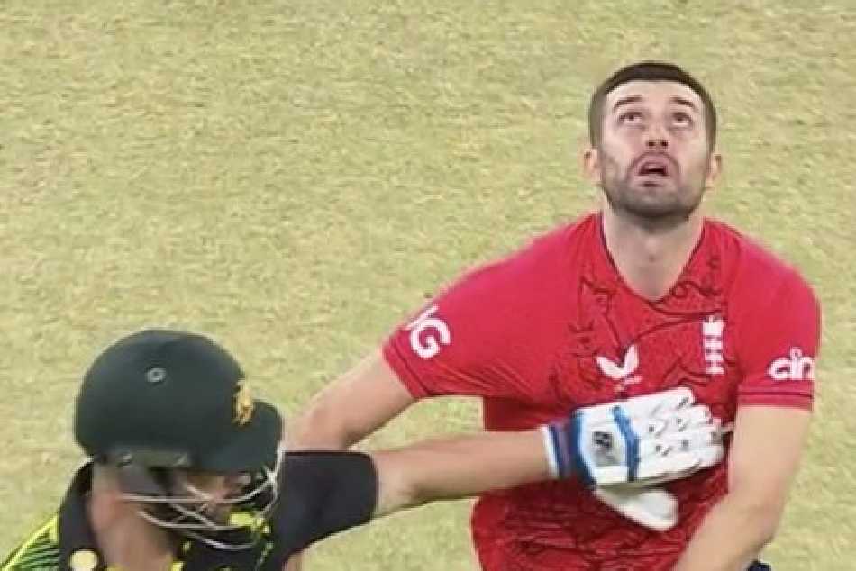 ఇంగ్లాండ్ వర్సెస్ ఆసీస్ మధ్య పెర్త్ స్టేడియంలో జరిగిన తొలి టీ20 టైంలో ఆస్ట్రేలియా బ్యాటర్ మాథ్యూ వేడ్ వివాదాస్పద రీతిలో తన ఔట్ను తప్పించుకోవడానికి ఇంగ్లాండ్ బౌలర్ మార్క్ వుడ్ను అడ్డుకున్న సంగతి తెలిసిందే. ఈ విషయం ఇప్పుడు క్రికెట్ ప్రపంచంలో చర్చనీయాంశంగా మారింది. 17వ ఓవర్లో మార్క్ వుడ్ బౌలింగ్ వేయగా.. వేడ్ హిట్ చేయగా బంతి గాల్లోకి లేచింది. అయితే వేడ్ బంతిని గమనించలేదు. అతను సింగిల్ కోసం పిచ్ నుంచి బయటికొచ్చాడు. అయితే మార్క్ వుడ్ గాల్లోకి లేచిన బంతిని అందుకునేందుకు ముందుకు పరిగెత్తుకుంటూ రాగా.. వేడ్ చేత్తో అడ్డుకున్నాడు. దీంతో క్యాచ్ మిస్సయ్యింది. మార్క్ వుడ్తో సహా ఇంగ్లాండ్ ప్లేయర్లందరు షాకయ్యారు. వాళ్లు అంపైర్ల మొహం చూశారు. కానీ పెద్దగా అప్పీలు చేయలేదు. అంపైర్లు ఇంగ్లాండ్ కెప్టెన్ జోస్ బట్లర్ను అప్పీలు గురించి అడగగా... తాము అప్పీలు చేయట్లేదని బట్లర్ పేర్కొన్నాడు. దీంతో అంపైర్లు వేడ్ను ఔట్గా ప్రకటించలేదు. ఇంగ్లాండ్ వర్సెస్ ఆసీస్ మధ్య పెర్త్ స్టేడియంలో జరిగిన తొలి టీ20 టైంలో ఆస్ట్రేలియా బ్యాటర్ మాథ్యూ వేడ్ వివాదాస్పద రీతిలో తన ఔట్ను తప్పించుకోవడానికి ఇంగ్లాండ్ బౌలర్ మార్క్ వుడ్ను అడ్డుకున్న సంగతి తెలిసిందే. ఈ విషయం ఇప్పుడు క్రికెట్ ప్రపంచంలో చర్చనీయాంశంగా మారింది. 17వ ఓవర్లో మార్క్ వుడ్ బౌలింగ్ వేయగా.. వేడ్ హిట్ చేయగా బంతి గాల్లోకి లేచింది. అయితే వేడ్ బంతిని గమనించలేదు. అతను సింగిల్ కోసం పిచ్ నుంచి బయటికొచ్చాడు. అయితే మార్క్ వుడ్ గాల్లోకి లేచిన బంతిని అందుకునేందుకు ముందుకు పరిగెత్తుకుంటూ రాగా.. వేడ్ చేత్తో అడ్డుకున్నాడు. దీంతో క్యాచ్ మిస్సయ్యింది. మార్క్ వుడ్తో సహా ఇంగ్లాండ్ ప్లేయర్లందరు షాకయ్యారు. వాళ్లు అంపైర్ల మొహం చూశారు. కానీ పెద్దగా అప్పీలు చేయలేదు. అంపైర్లు ఇంగ్లాండ్ కెప్టెన్ జోస్ బట్లర్ను అప్పీలు గురించి అడగగా... తాము అప్పీలు చేయట్లేదని బట్లర్ పేర్కొన్నాడు. దీంతో అంపైర్లు వేడ్ను ఔట్గా ప్రకటించలేదు.