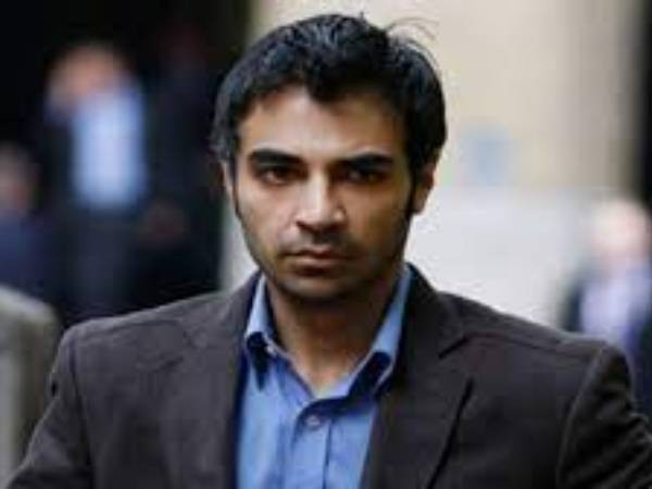 హెల్మెట్ లేకుండా..