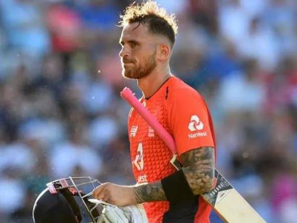 అసాధారణ బ్యాటింగ్‌తో..