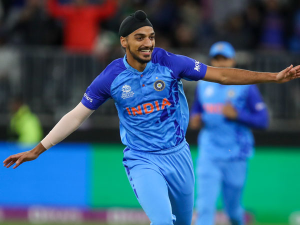 వరుసగా వికెట్లు..