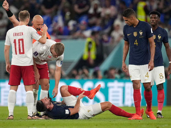 France reaches knockouts after defeating Denmark 2-1