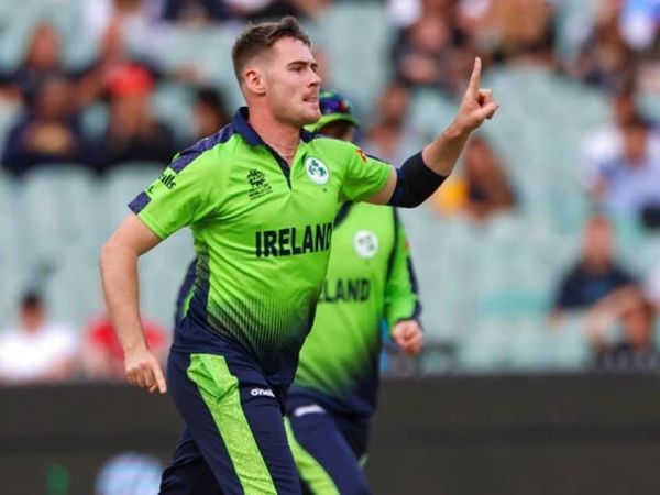 తొలి వికెట్‌గా..