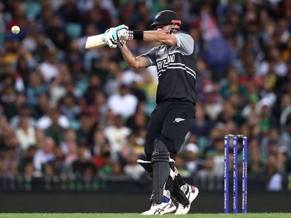 మిచెల్ హాఫ్ సెంచరీ..