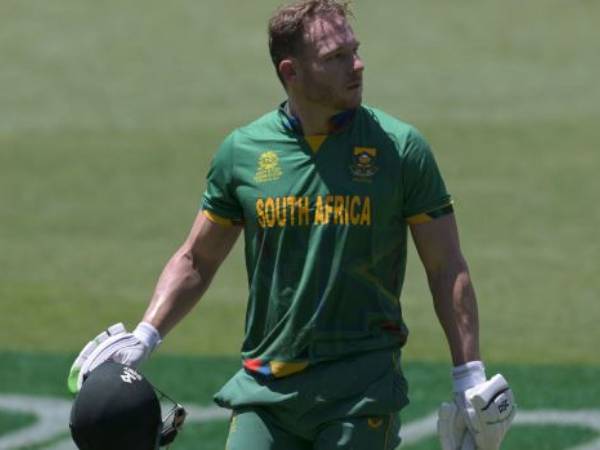 వరుస వికెట్లు..