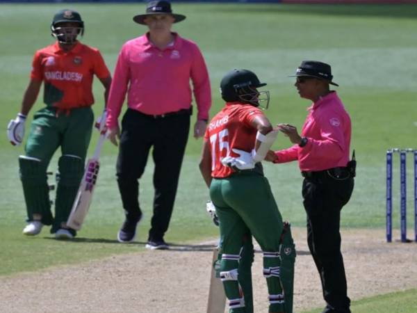 కీలకమైన మ్యాచ్‌లో అంపైర్ల తప్పిదం