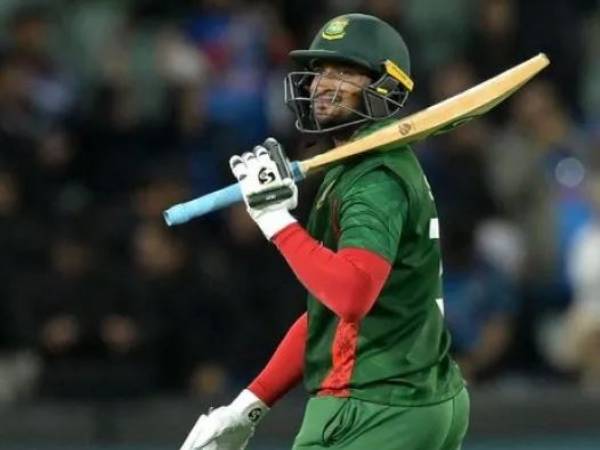 నాలుగు వికెట్లతో.. నాలుగు వికెట్లతో..