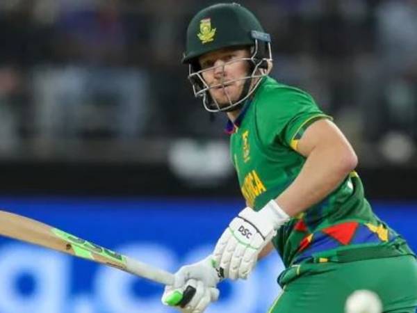 వరుస వికెట్లు..