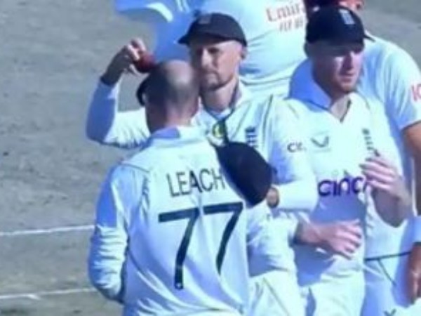 గుండుపై బంతి రుద్ది!