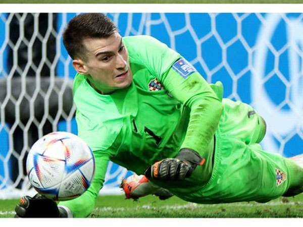 గోల్ కీపర్ అడ్డుకోవడంతో..