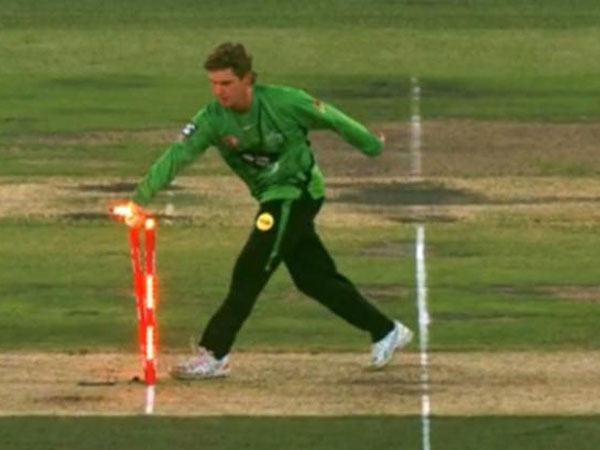 మన్కడింగ్ చేయబోయిన జంపా