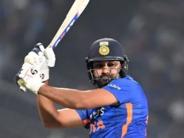 రోహిత్ హాఫ్ సెంచరీ..