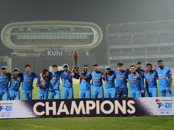  బ్యాటింగ్ ఈజీ అన్నట్లు..