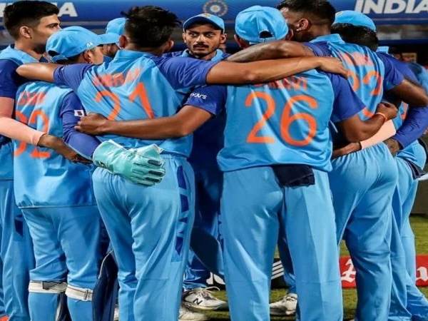 కొంపముంచిన నోబాల్స్..