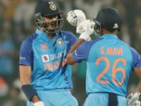 హ్యాట్రిక్ సిక్స్‌లతో అక్షర్ హల్‌చల్..