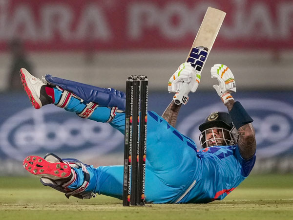 పడుకొని సిక్స్ కొట్టిన సూర్య..