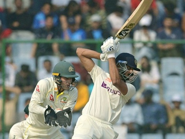 అక్షర్ ఔటవ్వడంతో..